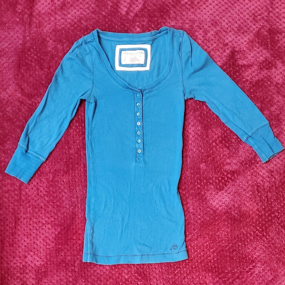 Blue ribbed fitted 3/4 sleeve shirt buttons